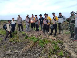 KAPOLSEK DAN PORKOPINCAM MENSUKSESKAN KEGIATAN KETAHANAN PANGAN DI DESA SIMPANG JELITA DENGAN MENANAM JAGUNG