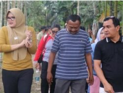 KEPALA DESA CATUR RAHAYU EKYANTOKO BUDIMAN SAMBUT KUNJUNGAN KERJA BUPATI TANJABTIM HJ DILLAH HIKMAH SARI.ST. TERKAIT DRANAISE YANG TERSUMBAT DAN DANGKAL