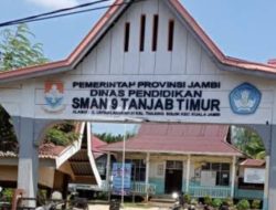 Kepala sekolah SMA Negeri 9 ( Siti Sainah . S.pd ) mengucapkan selamat Dirgahayu Republik Indonesia ke 80