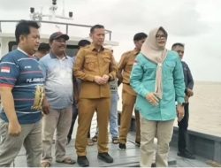 Bukti Nyata Hj.Dillah Hikmah Sari.ST. Serahkan Kapal kenelayan Tanjabtimur.