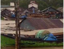 Intensitas Hujan Tinggi, Satu Rumah Warga Desa Kuala Simbur Hanyut Terbawa Arus.