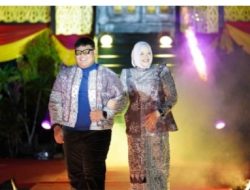 Tampil Memukau, Hj. Dillah Hikmah Sari.ST. dan Putra Nya Jadi Pusat Perhatian di Pagelaran Batik Jambi 2026.