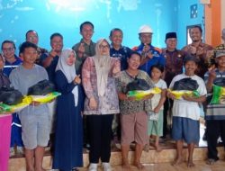 Bupati Tanjab Timur Serahkan Bantuan untuk Warga Terdampak Banjir di Desa Suka Maju.