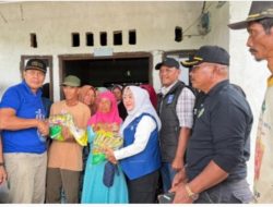 Ketua DPRD Tanjabtimur Hj.Zilawati Salurkan Bantuan Logistik Bagi Korban Banjir di Berbak.