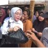 Ramadhan Berkah Hj Zilawati Ketua DPRD Tanjab Timur, Bagikan Paket Sembako Untuk Masyarakat Sabak Timur.