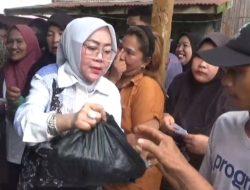 Ramadhan Berkah Hj Zilawati Ketua DPRD Tanjab Timur, Bagikan Paket Sembako Untuk Masyarakat Sabak Timur.