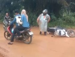 Jalan Licin di Duga Akibat Timbunan Tanah Murni, Warga SK 2 Kiri kelurahan Pandan Jaya Keluhkan Keselamatan Pengguna Jalan.